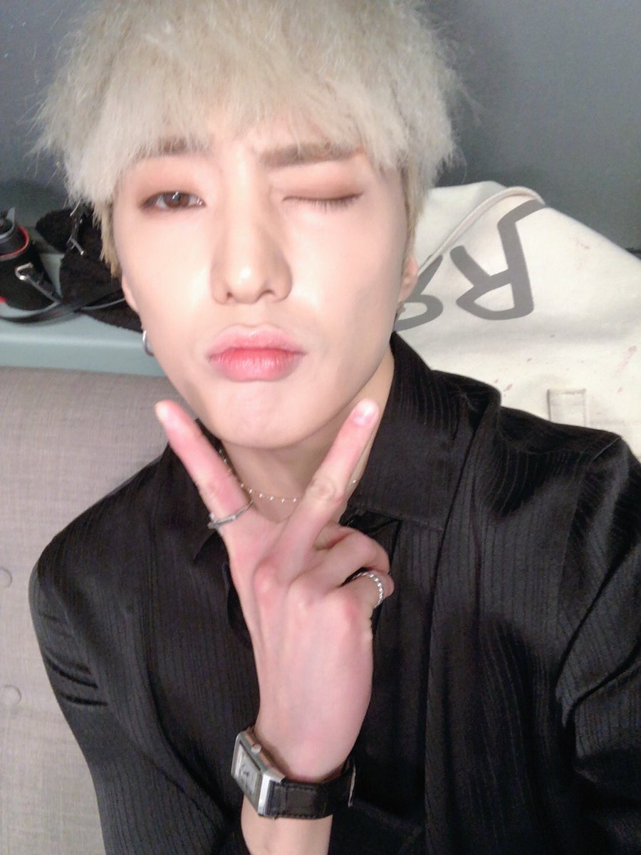 내일 보컬플레이2 그리고 아이돌라디오도 제 목소리 함께해주세용 ㅎㅎ💙