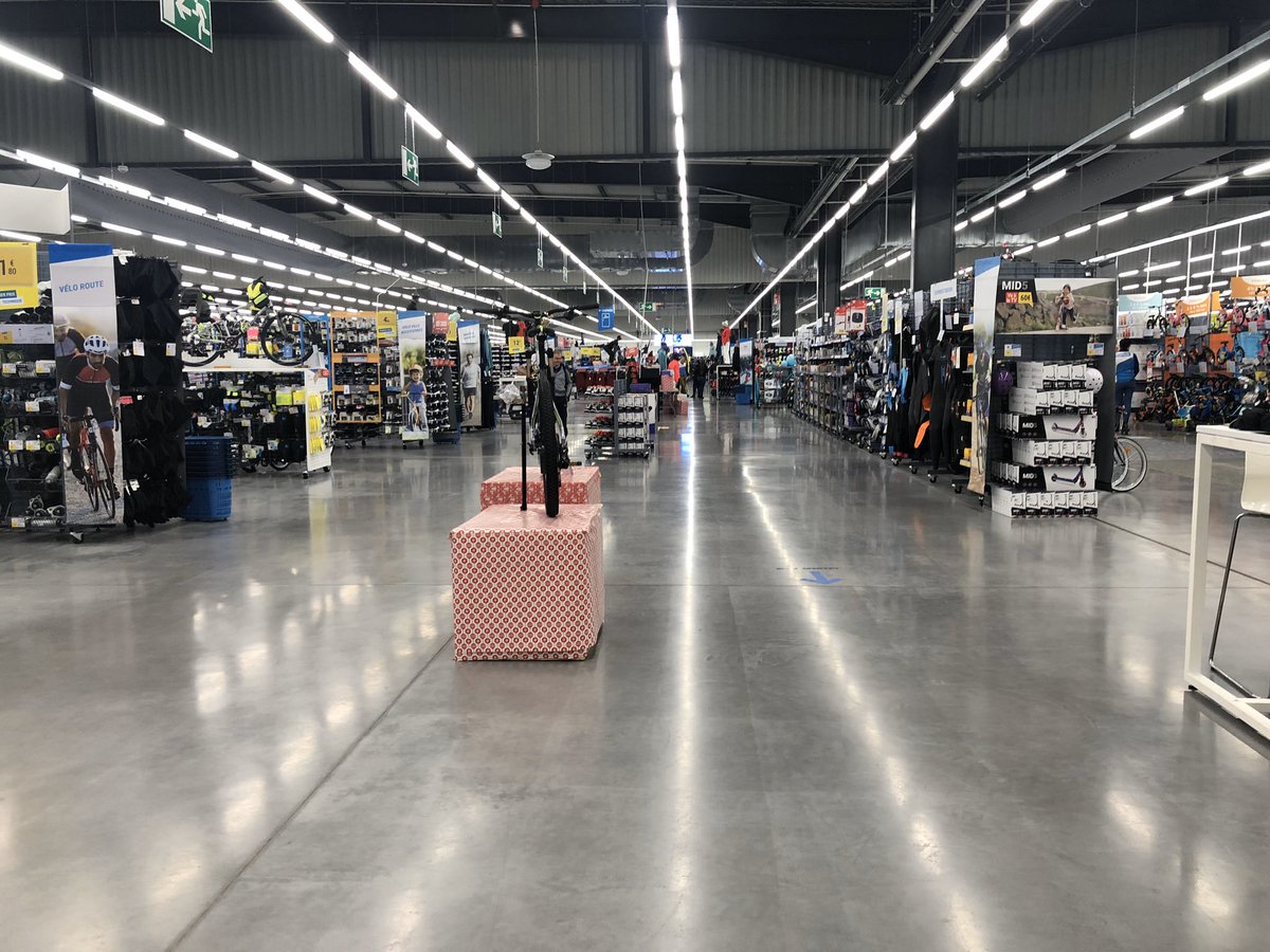 Kriscorti's tweet photo. Excellent comportement des 7000 m2 de sol béton @RCRIF MasterMall🛒 réalisés il y a 3 ans par @PLACEO_FRANCE pour Décathlon 👟🚴🏻‍♂️ à Geipolsheim🇫🇷 
➡️durcisseur @RoclandFloor gris français en coulis
➡️joints de construction @PermabanRCR Alphajoint 
➡️dimensionnement @Monofloor_RCR https://t.co/yabsFz0Wx4