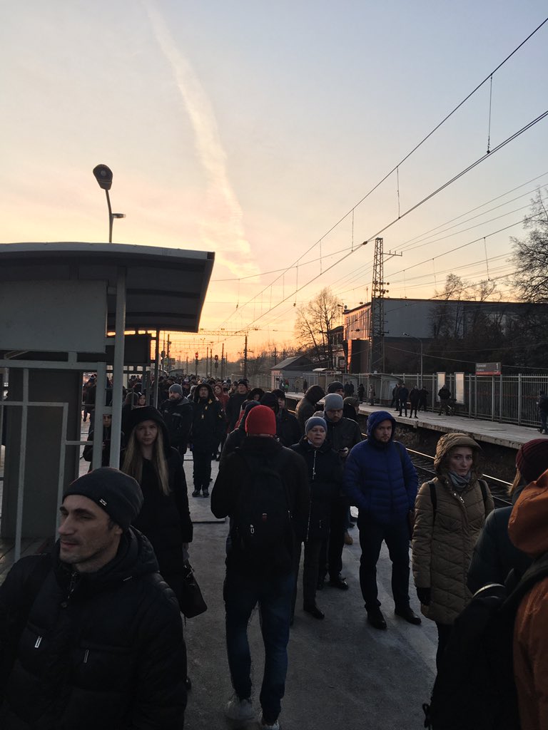 В Крюково массовые отмены электричек. По динамикам сообщают об опазданиях на 16-25 минут. Под задержку  попали все категории - простые и ласточки. На платформе люди говорят о взрыве, теракт или что-то в этом роде<a href="/netall/">Инфопортал Зеленограда</a> <a href="/Newsweek/">Newsweek</a> <a href="/ktk_news/">Новости КТК Казахстан</a> <a href="/newsportaldn/">Новости/News</a> @Radio_Azattyk <a href="/GraniTweet/">Грани.Ру</a>