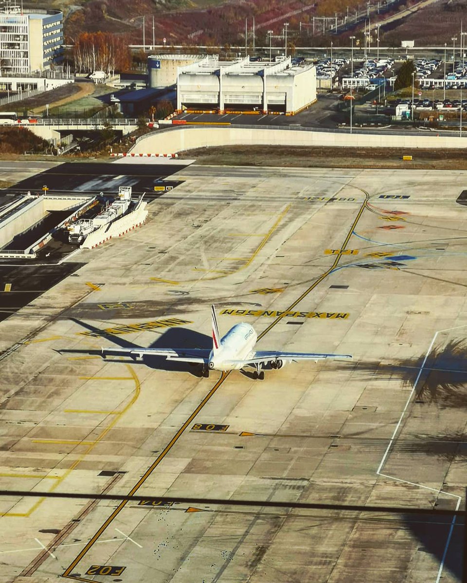 landais_cedric's tweet photo. @DGAC Et pour certains d'entre eux les plus doués des spotters nichés dans les tours de #CDG2E pour le plus grand plaisir des #avgeek https://t.co/MZ0BV3qOsc