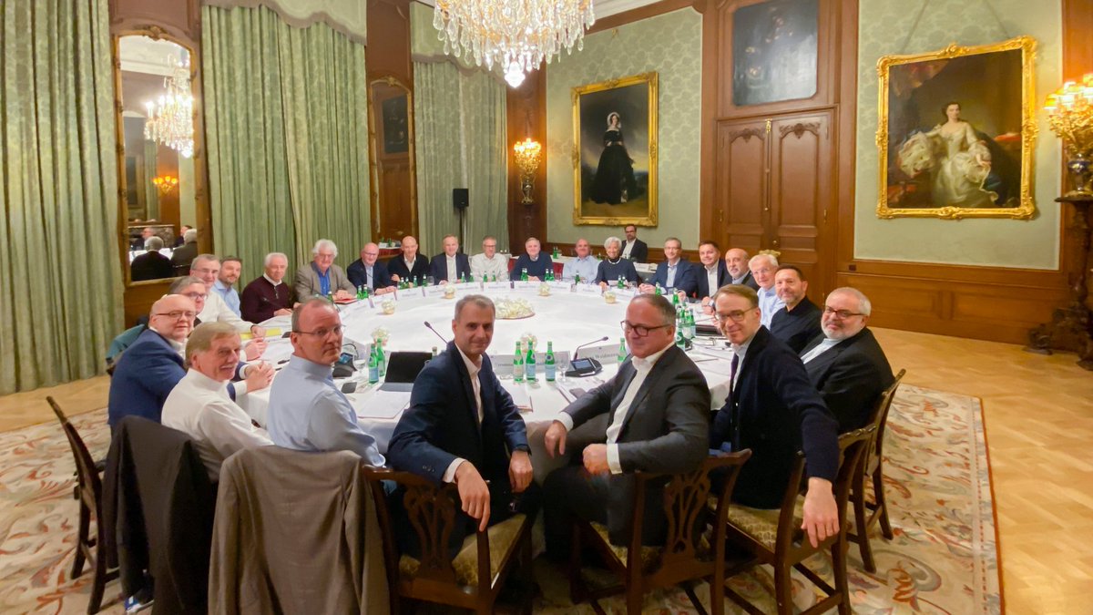 Governing council of the ECB. Do all those guys "look" and probably think the same? One woman. Where's the youth? Do any of them own bitcoin? Or are they just thinking about more deeply negative rates? Nice paintings but don't see creativity coming out of this room.