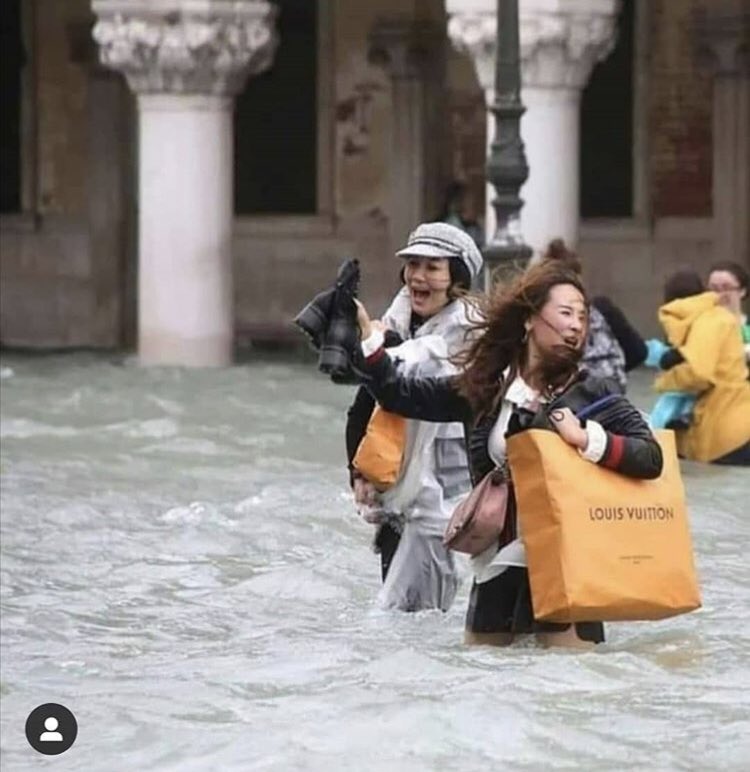 İklim krizinin etkisiyle Venedik sular altında kalırken, gösterişçi tüketimin sembolü marka alışverişiyle suyun içinde debelenen insanlar.

Onlarca sayfalık yazılı metnin anlatamayacağı kadar güçlü bir fotoğraf karesi 
(Kaynak: mamen_ha)