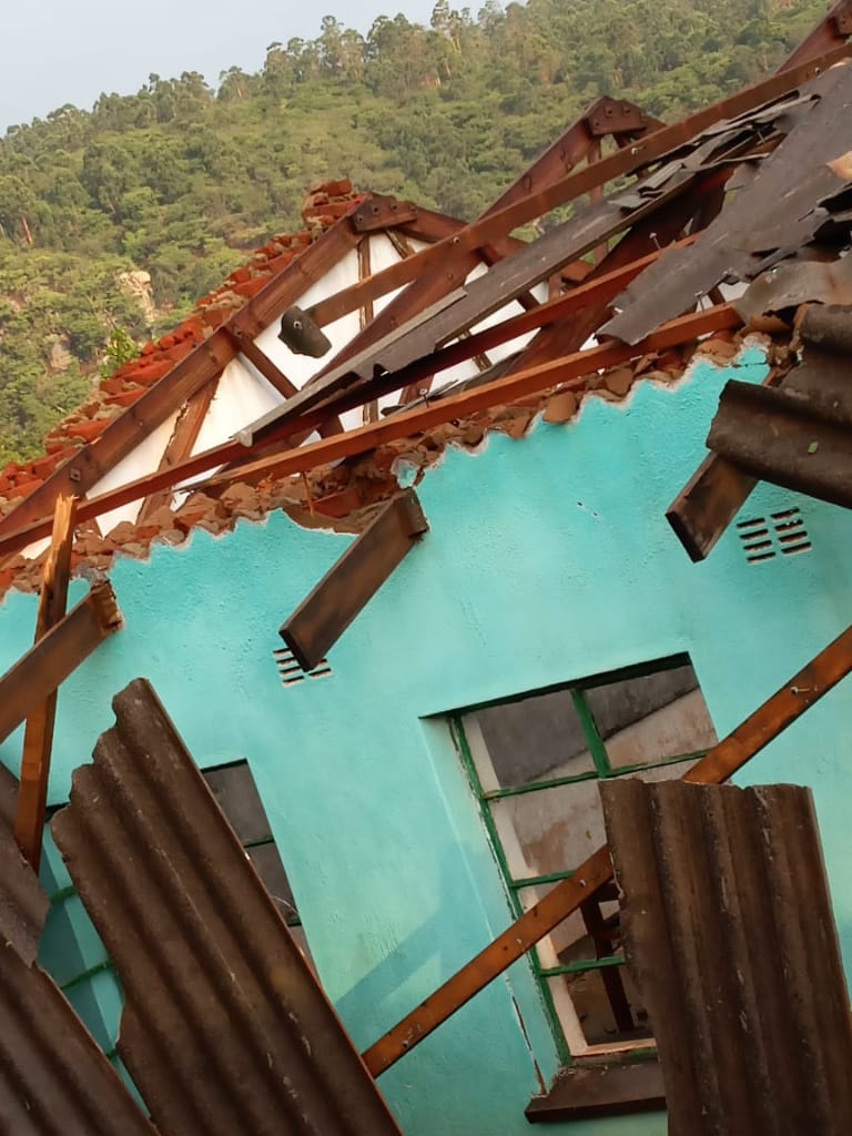 ZBCNewsonline's tweet photo. Heavy rains hit Chimanimani last night, blowing and washing away holding tents housing Cyclone Idai survivors. Classroom blocks were also destroyed while roofs were blown away @GNyambabvu @InfoMinZW @EMupoperi @TamukaCharakupa @lizmaggz https://t.co/kc4BR8oTlL