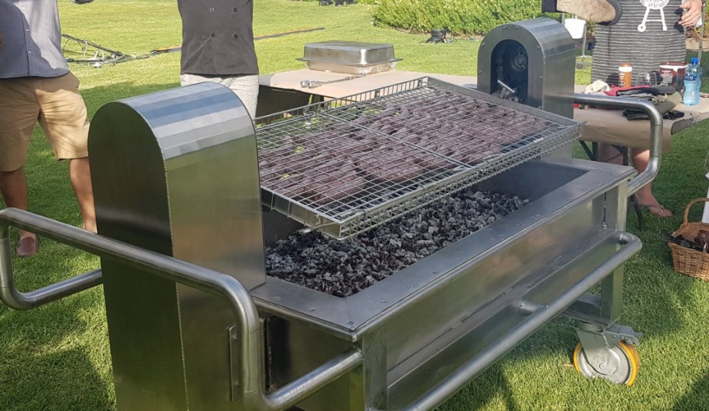 A local who took to Twitter to share a unique self-operating braai creation has Cape Town and the whole of South Africa saying, “ons gaan nou braai”.
ow.ly/pIFh50xbzIn
#showmecapetown #braai #localislekker #nougaanonsbraai