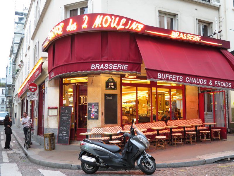 Jill_Colonna's tweet photo. Fancy coming with me right now to Montmartre? Let's chomp on chocolate and macarons as we enjoy an Autumn walk here: https://t.co/zVFhqFg7cN
#amelie #montmartre #parisinfall https://t.co/BSjJP5s5Mu