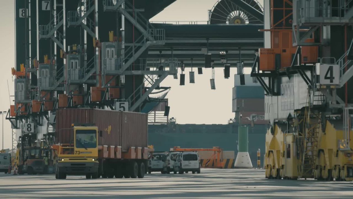 Els estibadors convoquen una vaga per al 25 de novembre i aturades parcials entre el 26 i el 30. L'any que ve els convenis hauran d'estar adequats a les noves normes que regulen el sistema portuari espanyol.

bit.ly/vaga_estibador…