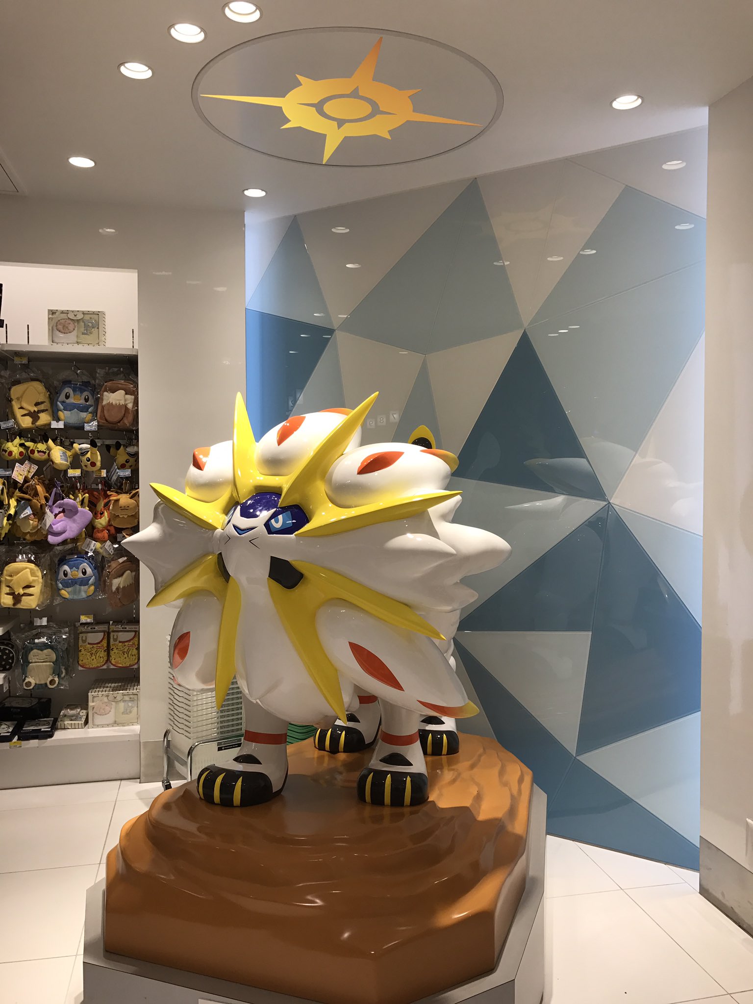 りゅうき Pa Twitter ポケモンセンタースカイツリータウンは壁紙がガラルの最初のポケモン達とピカチュウになってたよ ソルガレオとルナアーラは残ってた T Co Qfh3m9nw0h Twitter