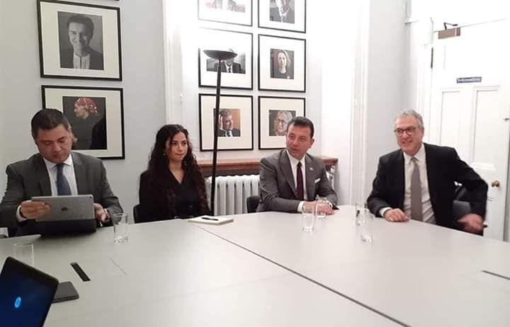 ŞAKA DEĞİL...GERÇEK 

Burası İngiliz Kraliyet ailesi malikanesinden bir oda..Ve
Ekrem İmamoğlu'nun arkasında ki fotoğrafa dikkat lütfen...

''Abdullah Gül...

#HayırlıCumalar
#BizzatBizdenDinleyin