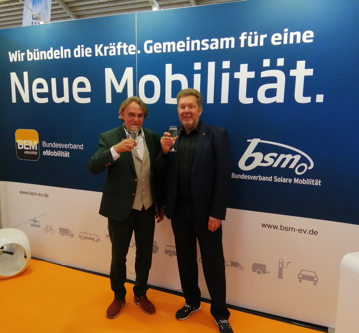 art_reinhardt's tweet photo. @emptysignifier @QuerNachDenker @Stefan_Hajek @ADAC @AukeHoekstra Meine Entscheidung, aus #ADAC auszutreten bereue ich nicht. Grund war die Wichtung und Wertung #Elektromobilität bereits im Sommer 2019. Es wird Zeit,dass die #eMobility  sich anders anders organisiert #BSM, #BEM und Kollegen*innen Thomic #Ruschmeyer und Kurt #Siegl (re.) https://t.co/rq5w3ZUhVr