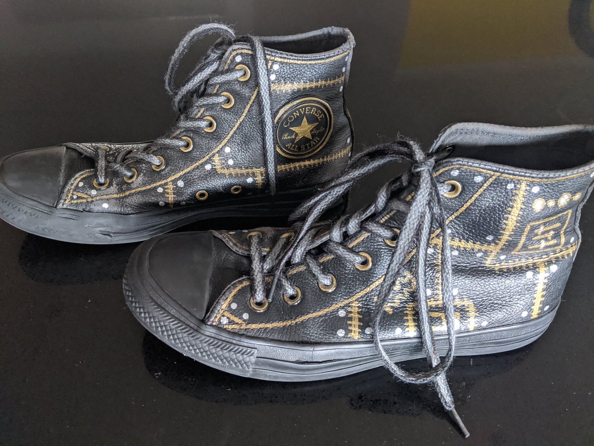meriamber's tweet photo. Rather than retiring my old black leather chucks [my most used shoes in the last 6 years...] I decided to try my hand at "upgrading" them 😋

Some baby powder, super glue and metal markers later, we have this.

@Converse @ConverseAU #ConverseArt #DIY #CustomChucks https://t.co/odKytfNIj7