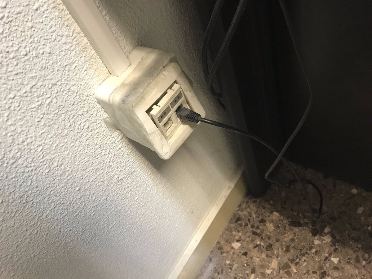 Que penita da esta caja...creo que va a necesitar algo más que esparadrapo, menos mal que es de una consulta de hospital 😱