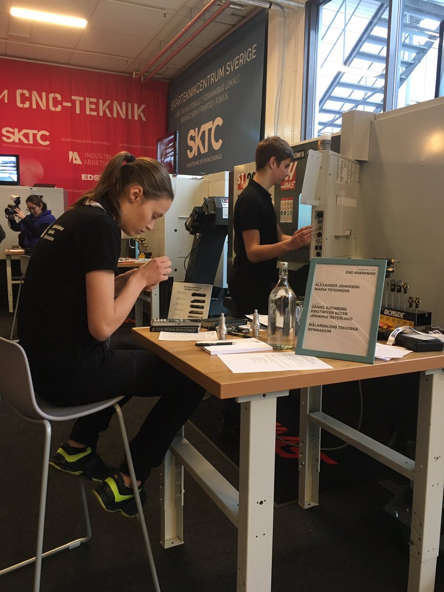 SKTCSE's tweet photo. Fokuserade gymnasieelever tävlar i Ungdoms-SM i CNC-teknik på @underleverantor, finallagen kvalificerade till Yrkes-SM 2020. #sktc @Teknikcollege @WorldSkillsSWE @SKFgroup @ScaniaSverige @AstraZenecaSE @Telge https://t.co/64ROV7gnik