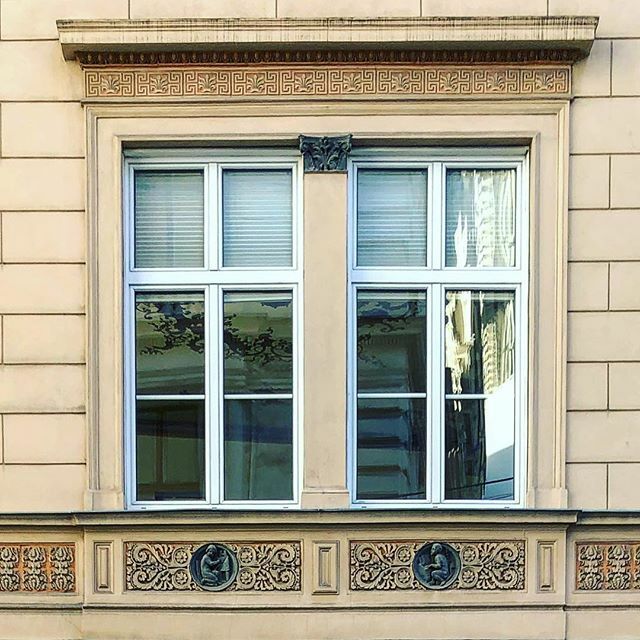 bauer_baut's tweet photo. Fantastisch feines Fensterdetail: Sorgfalt und Genauigkeit erweisen ihre Reverenz an die (eigentlich ferne) Straße.
#fenster #window #detailfriday #sorgfalt #design #wien #travel #austria #eleganz #architecture
#architecturephotography #architektur #ar… https://t.co/hNwqqhWa7K https://t.co/q0C71Hz5FC