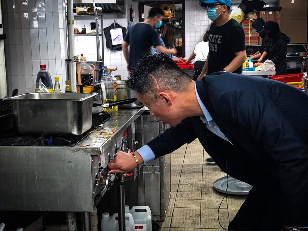 721_831_101_nov's tweet photo. The boss of #LungMunCafe #CheungChunKit went to poly U today. He has prepared food ingredients for 300 people and is going to teach students to cook his signatured curry. #💛 https://t.co/Cnwj4mzMx3
