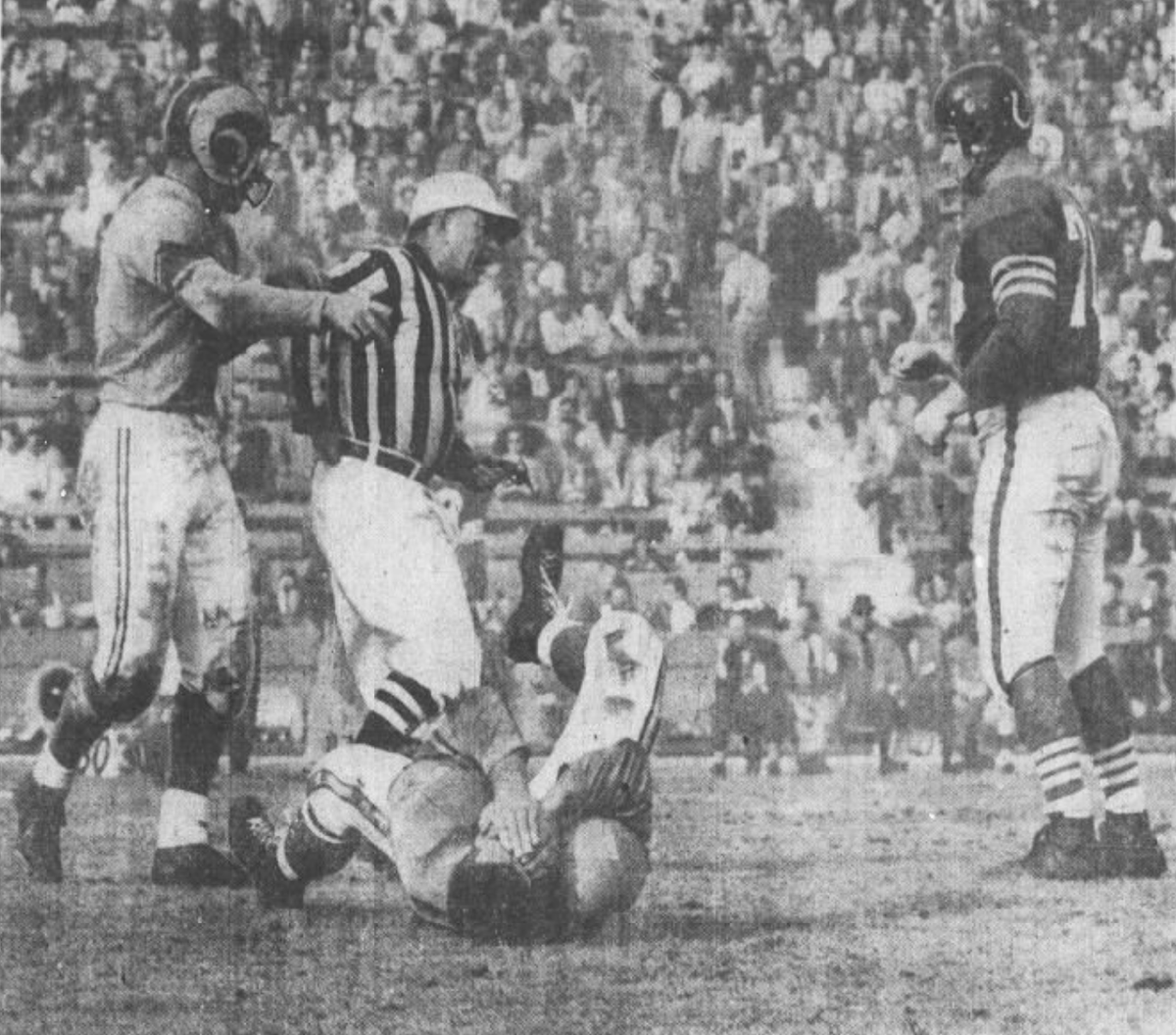 SportsOfYore's tweet photo. @dandalyonsports Also found a bit clearer image of after the incident, which was taken at a slightly different moment. This ran in the LA Times. https://t.co/UivOdVS21r
