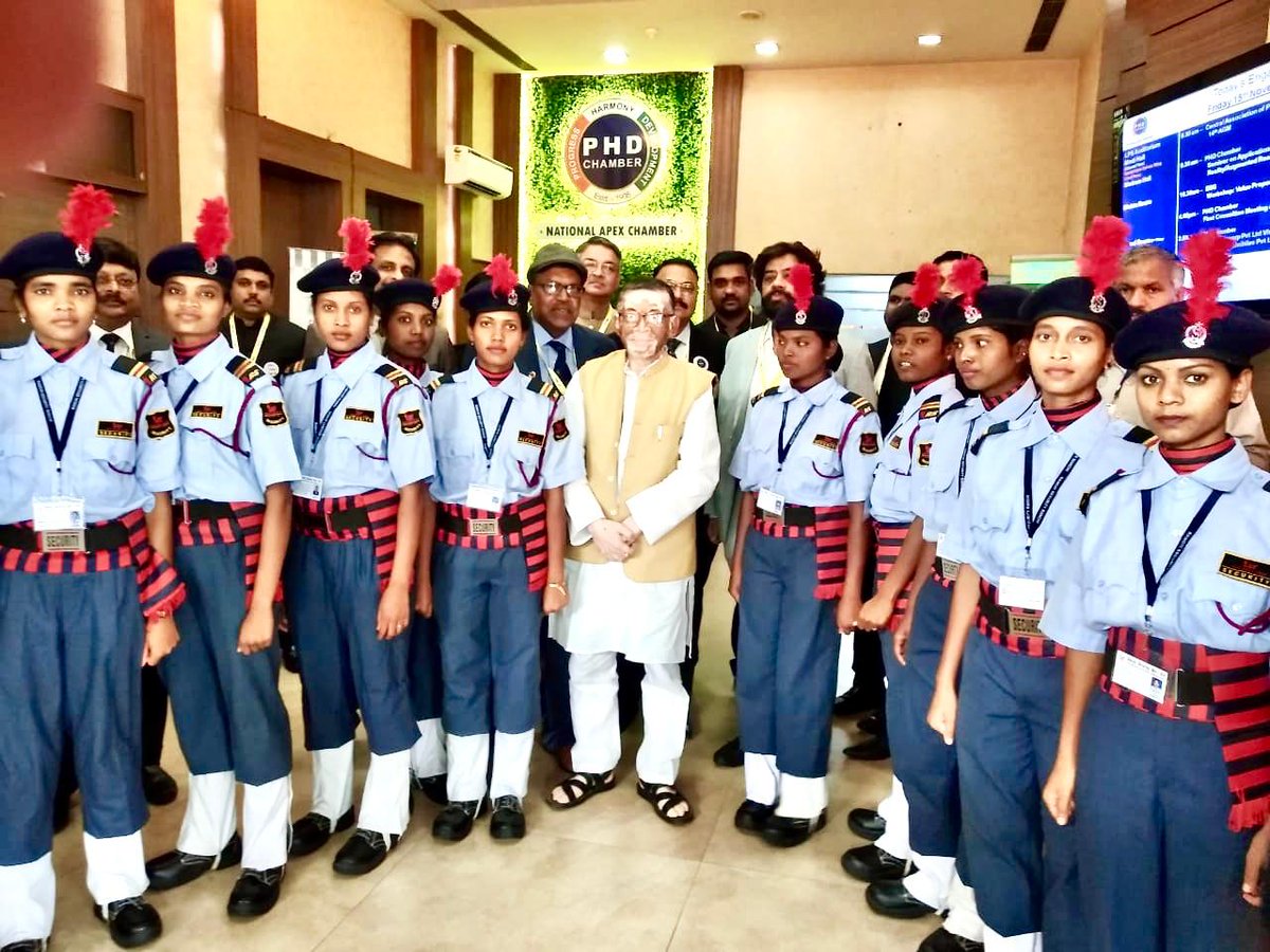 RSPL6's tweet photo. *दिल्ली में श्री संतोष गंगवार केंद्रीय श्रम और रोजगार मामलों के राज्य मंत्री, भारत सरकार के साथ राँची सिक्योरिटी प्राइवेट लिमिटेड की प्रशिक्षु* @PMOIndia @PMKVY_ @MSDESkillIndia @NSDCINDIA @jsdms_jharkhand @MEPSCindia @dasraghubar @amarjha08 https://t.co/Bwu4TDnMfS