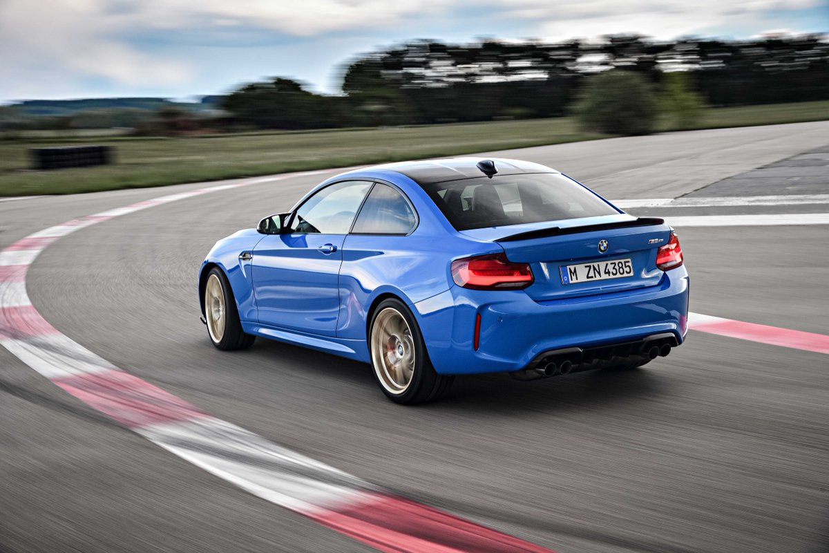 De Twin Turbo 6-cilinder-in-lijn motor uit de #BMW #M2 CS levert een vermogen van 450 pk, dat is 40 pk meer dan de BMW M2 Competition. Het vermogen wordt overgebracht door het Adaptieve M Onderstel. Tot nu toe was dat onderstel alleen voorbehouden aan de M4 modellen.