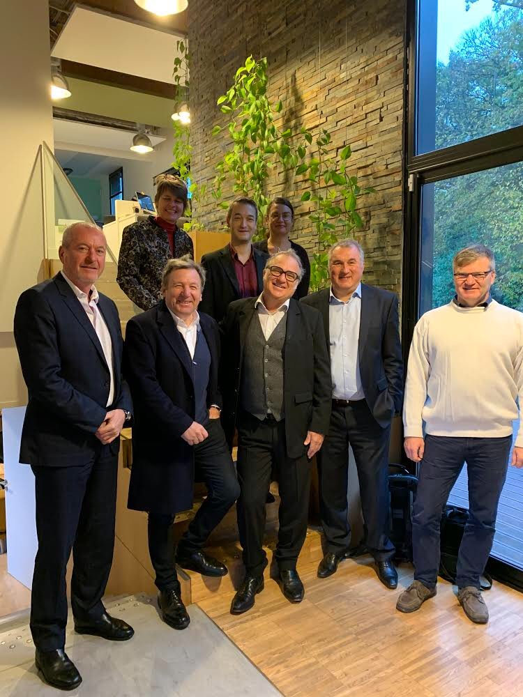 Réunion #DROBretagne passage de relais de la Présidence, Giles Bocabeille dirigeant de Soreal prend la suite de Christian Tacquard dirigeant de Galapagos :) On attend les autres membres pour le café thé chouquettes :)