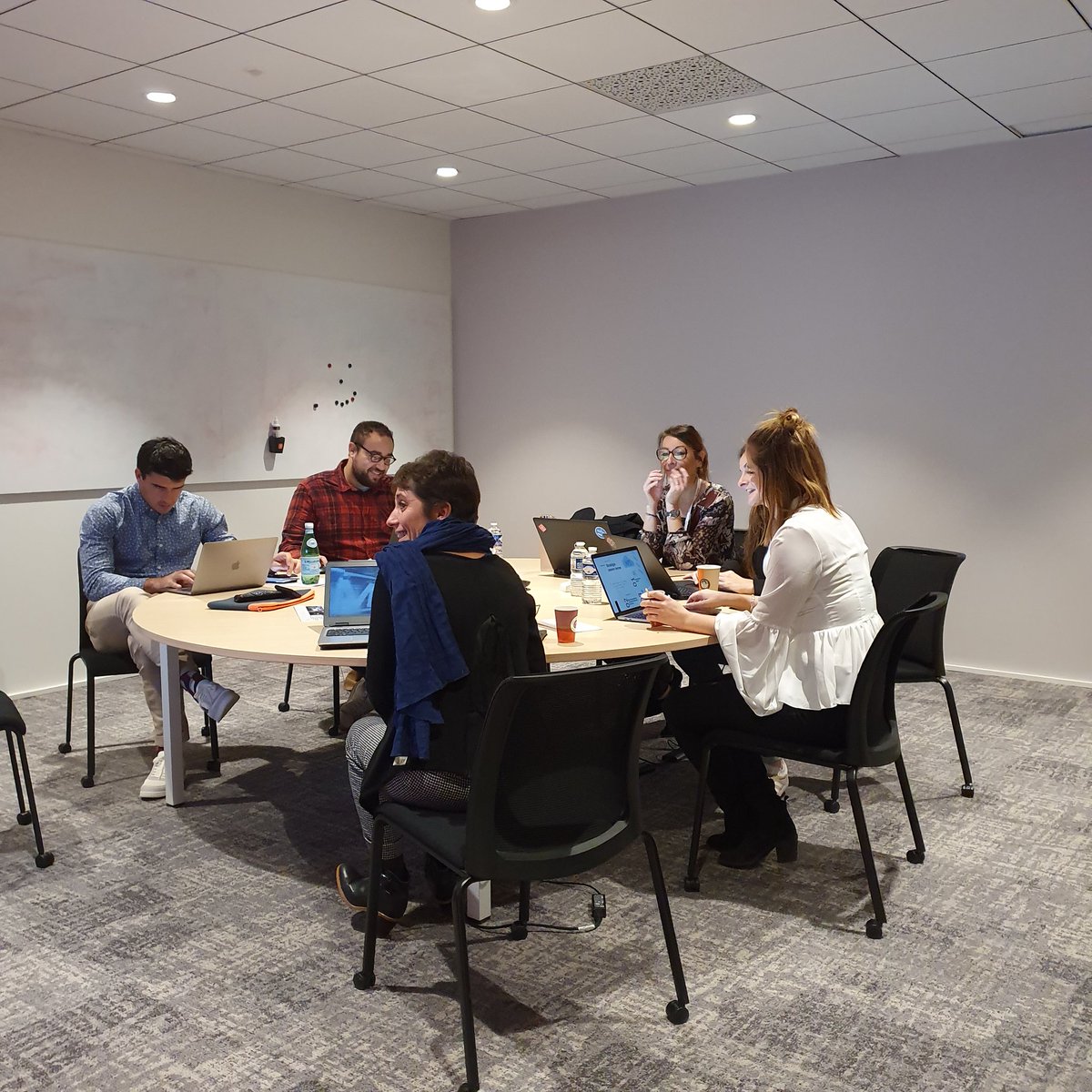 [Hackathon] C'est parti pour le jour 2️⃣ du #HackathonArkéa. 

💡 Dernière ligne droite pour les 18 équipes ! On finalise les solutions financières et on prépare les pitchs.