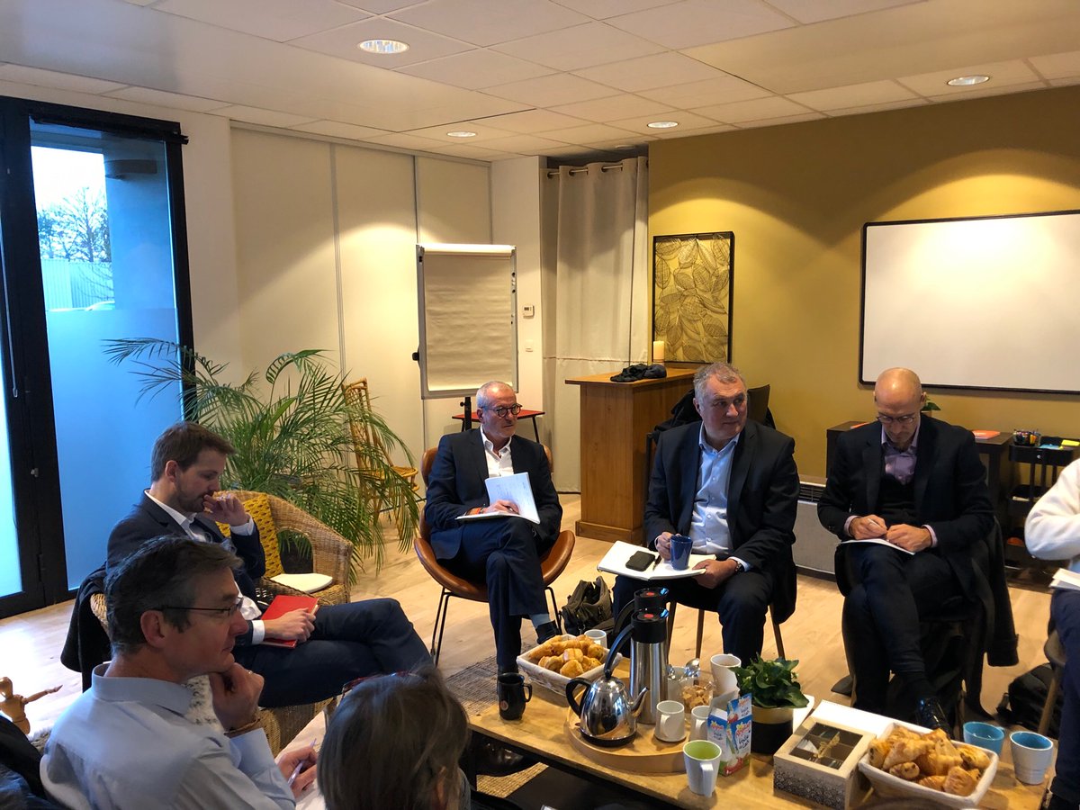 C’est parti pour une réunion avec nomination d’un nouveau Bureau et des questions de fond sur nos engagements et l’entrée de nouveaux membres Dirigeants responsables...