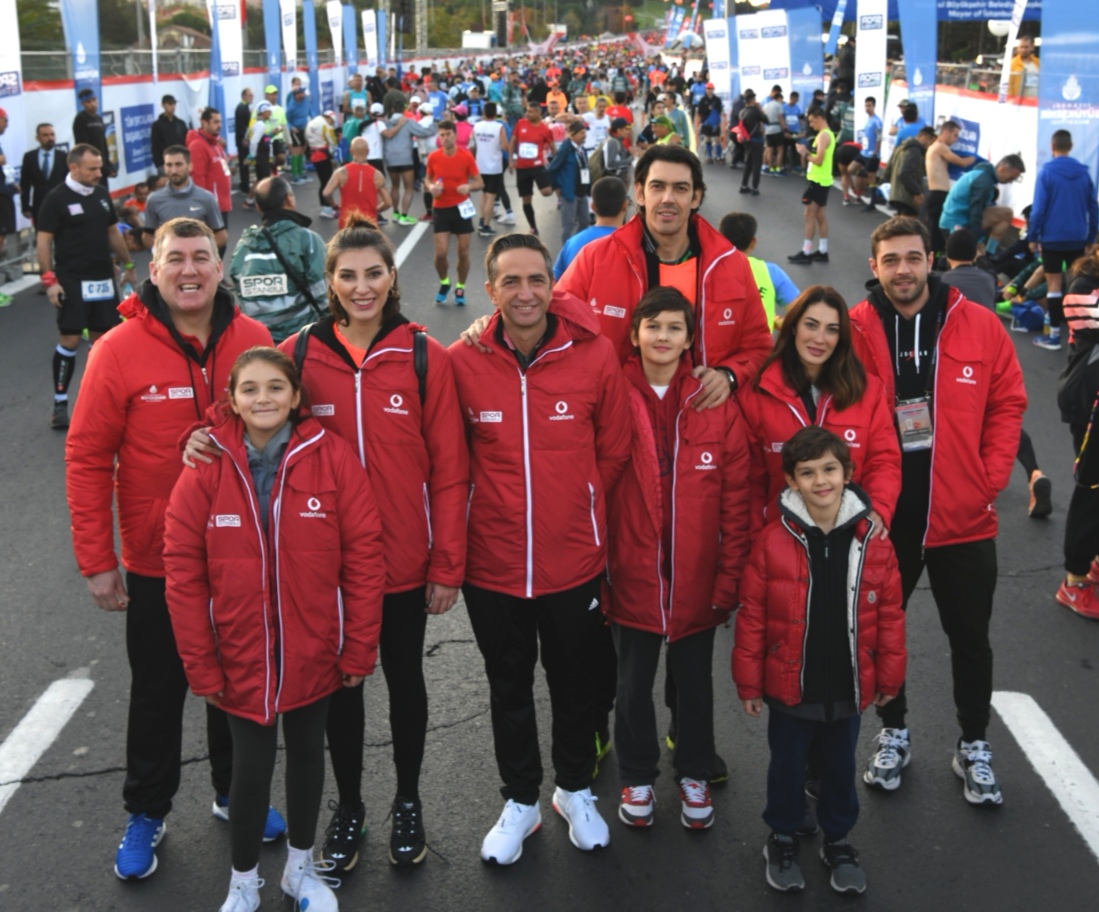 modatava's tweet photo. 106 ülkeden 37 bin sporcunun katıldığı ve yüz binlerce İstanbullunun Asya’dan Avrupa’ya yürüdüğü 41. #vodafoneistanbulmaratonu nda #keremgönlüm #merveoflaz #neslihandemir #furkanandic gibi ünlüler de #ÇocuklarİçinKoş tu. #modatava #vodafonetr #vodafonemaraton https://t.co/QBSIGHLwsJ