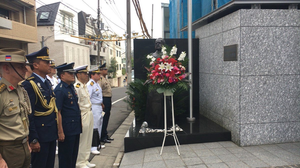 Peru In Japan ペルー大使館 Pa Twitter ペルー海軍198周年記念 ペルー海軍の198周年を祝う10月8日に ペルーの大提督 ミゲル グラウ セミナリオの胸像に花の捧げ物が贈られました T Co Voe1vbi80s