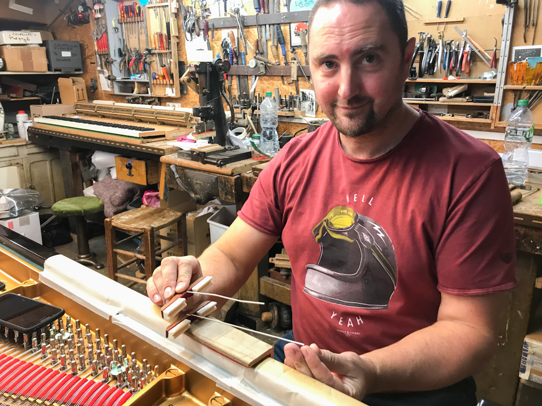 nebout_hamm's tweet photo. à l'atelier.... meuble Pleyel modèle 3, mise en forme des nouvelles tiges d'étouffoirs Steinway B et réglage clavier Pleyel 3 ter

#savoirfaire #métierdart #madeinfrance #excellence #piano #atelierNH @labelepv https://t.co/JH8DsNip6d