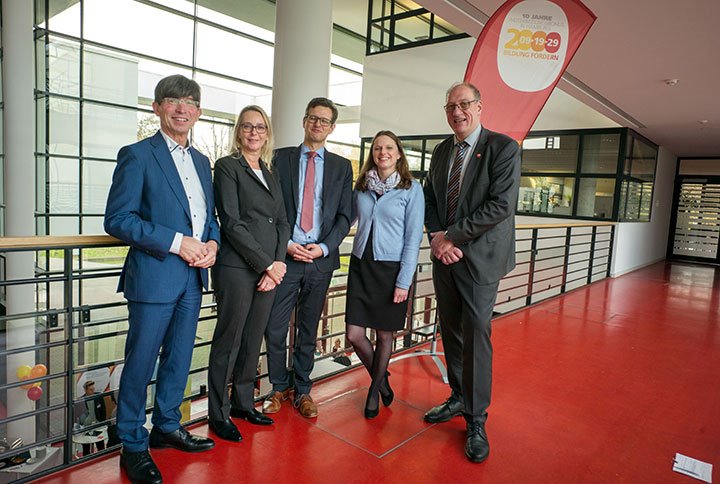 HWK_Hamburg's tweet photo. Zehn Jahre gibt's den #Weiterbildungsbonus. Da feiern wir natürlich mit (mit Senatorin @melanieleonhard @ESF_Hamburg)! Denn er hat einen festen Platz im Masterplan #Handwerk 2020. Noch nicht ausprobiert? Dann schnell #Weiterbildung aussuchen &amp; beantragen! https://t.co/X7K4C8HP1v https://t.co/iFqIeCGJxf