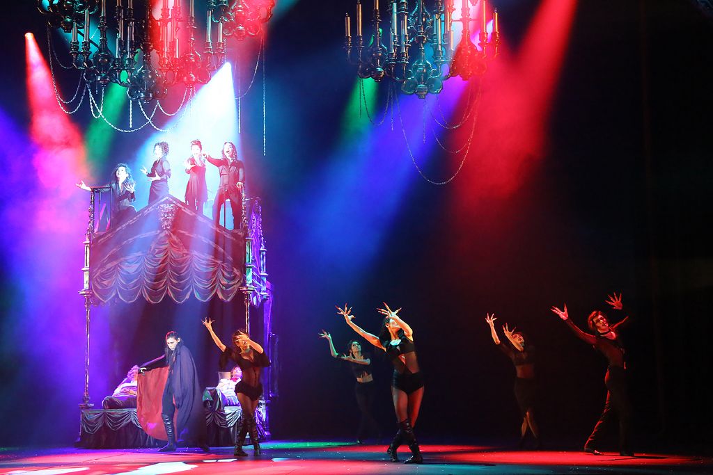 帝国劇城の舞踏会は早くも後半戦に突入🏰ミュージカル『ダンス オブ ヴァンパイア』2019年版PVが完成致しました💉🎥🦇⚰️🧽　#帝国劇城 #tdv youtu.be/BLR72K5lvms