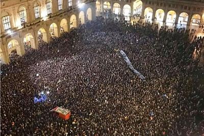 Su #piazzamaggiore a #Bologna, 'stranamente' #SalviniChiacchierone tace. Le sue tracce social stamattina ce lo danno in quel di #Venezia a far la passerella con #Zaia. Tutto normale.
#bolognanonsilega #AcquaAltaAVenezia #Sardine #Salvinivergognati #15Novembre #Buongiorno