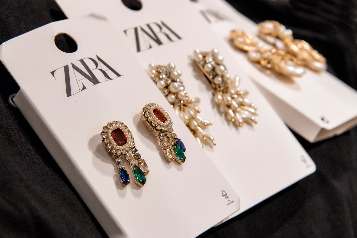 ¡La joyería vintage ya está aquí! ✨ Brillantes, dorados y con un montón de pedrería... Los pendientes que están arrasando esta temporada ya están en nuestro <a href="/ZARA/">ZARA</a>. 💫
🌟¡Pon el broche de oro a todos tus looks!🌟