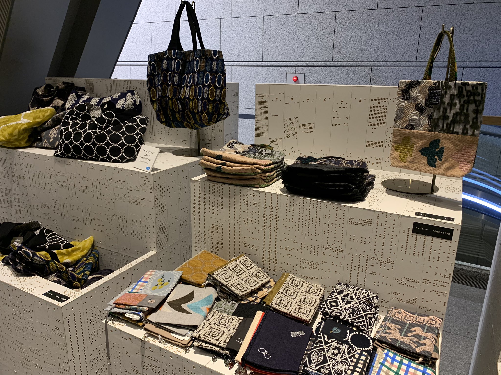 تويتر Tak たけ いちばんやさしい美術鑑賞 على تويتر ミナ ペルホネン 皆川明 つづく 展示もグッズも可愛い過ぎてもう大変よ ミナペルホネン 皆川明 東京都現代美術館 Mot T Co Rgke7sqom1