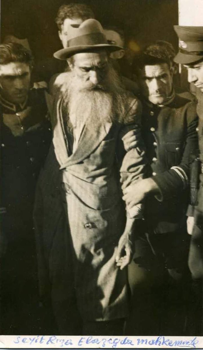 CHP yönetimi, 1937-38'de Dersim'de binlerce insanı katletti

Seyit Rıza idama götürülürken son isteği soruldu ama bunu bile yerine getirmediler

Hatta oğlunun idamını izletecek kadar insanlığını kaybettiler

Ama bugün Alevilerin çoğu CHP'yi desteklemeye devam ediyor

#SeyitRıza