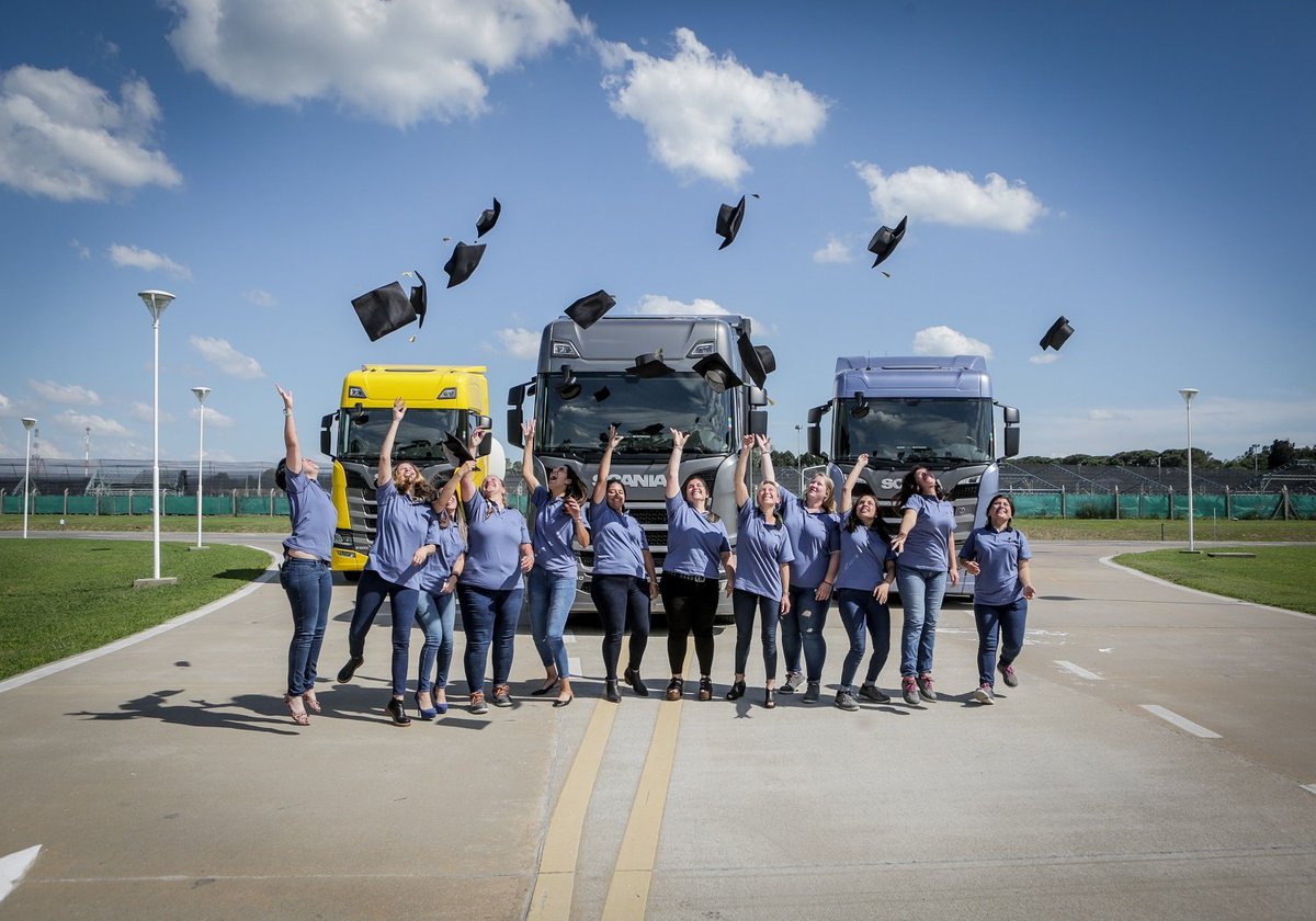 AreaUrbana's tweet photo. #Egresaron las #primerasmujeres “#Conductoras”
#Scania, la empresa líder en soluciones de #transportesustentable, celebró el acto de colación de las primeras 12 egresadas del #programa de #formaciónprofesional “#CONDUCTORAS”.
@ScaniaArgentina
https://t.co/bcEqJH00jx https://t.co/8vq8m3388h