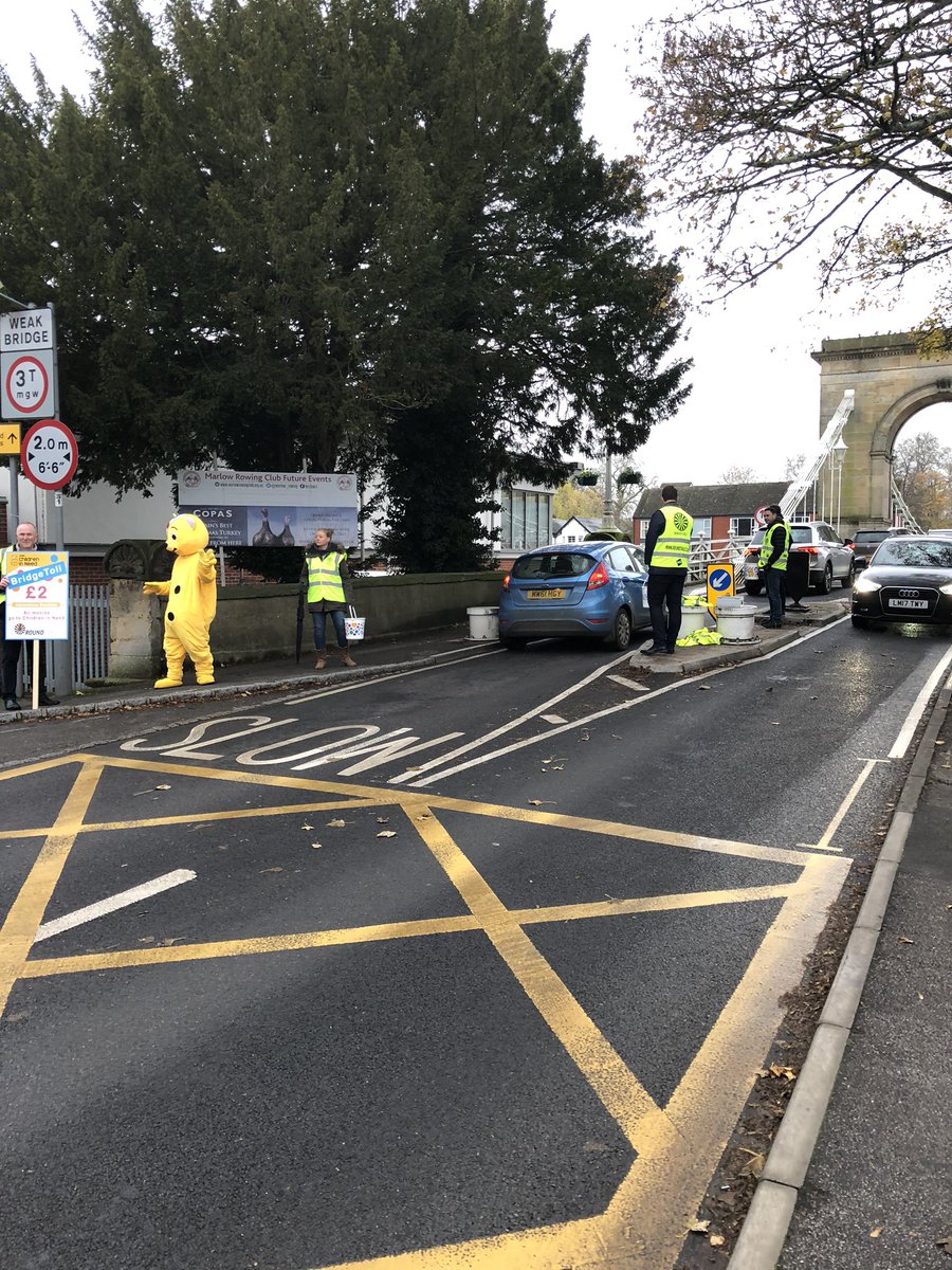 Great to see Marlow Round Table doing their bit for Children in Need on the bridge this morning. Well done guys. <a href="/marlowmayfayre/">Marlow Round Table</a> <a href="/MyMarlowUK/">MyMarlow.co.uk</a> #forthekids #LOVEMarlow