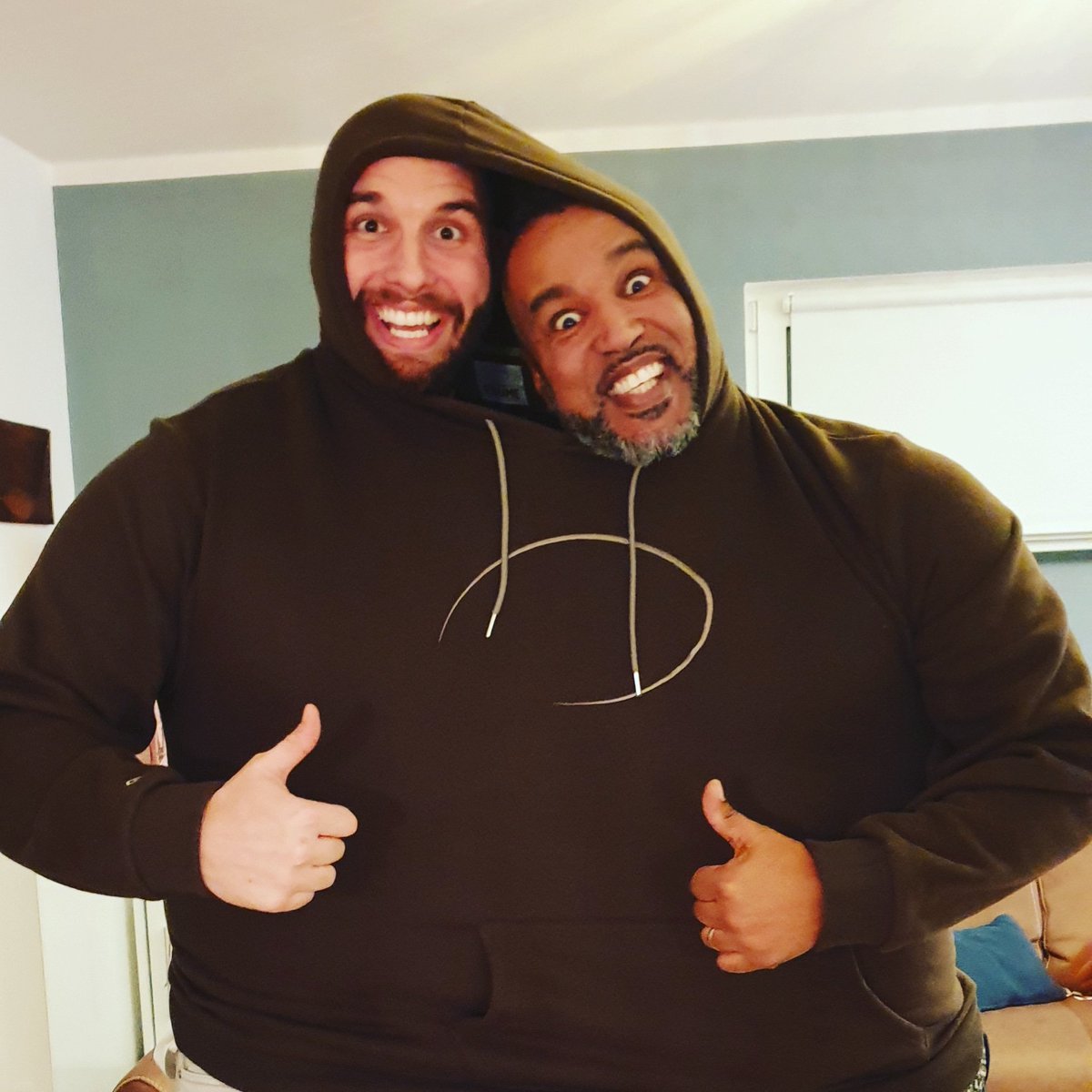 EsumePatrick's tweet photo. ❤BROMANTISCHER PODCAST ONLINE ❤
Freitag ist #scoutingreport Day,also haben 🥴🐝 @bjoernwerner92 und ich ⬛🔨 unseren Bromantiker Pulli angezogen und euch etwas auf die 👂🏽gegeben
Tune and enjoy🎧.
#footballbromance #anjedemverdammtensonntag #CEgear #rannfl #rannflsüchtig https://t.co/anLgshTLiE