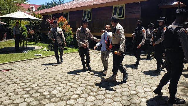 VeronicaKoman's tweet photo. 15/11/19 Timika, West Papua

Armed police dispersed people gathering inside the Amungme Tribal Council https://t.co/xGqkmlQftW