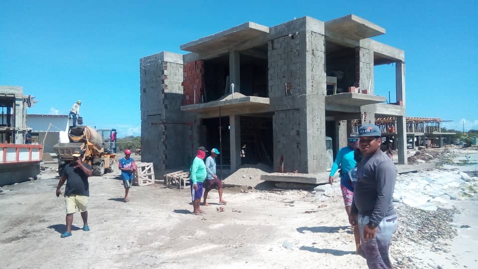 alfredoautiero's tweet image. En el Parque Nacional "Los Roques" no sobra el agua potable pero si los "edificios"... ¿Qué estará pasando con los Parques Nacionales en Venezuela?