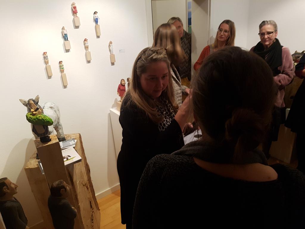 LauraHitti's tweet photo. Es geht los in der Galerie Kunststücke in #muenchen mit der Vernissage zu "Lauter Helden" - es sieht sooo vielversprechend aus 😍 https://t.co/PBB89pwqUh