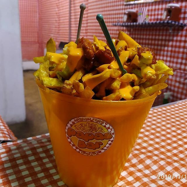 PapasBarve's tweet photo. Hoy es Viernes y en Papas Bar puedes hacer tu pre despacho ideal. ¡Te esperamos!.
.
.
.
.
.
.

#papitasfritas #papasfritas #frenchfries #fastfood #foodporn #caracas #venezuela #comidarapida #instagram #cheddar #tocineta #ketchup  #papitas #chistorras #ga… https://t.co/fEqoUZwtnh https://t.co/2Mvdctn3R5