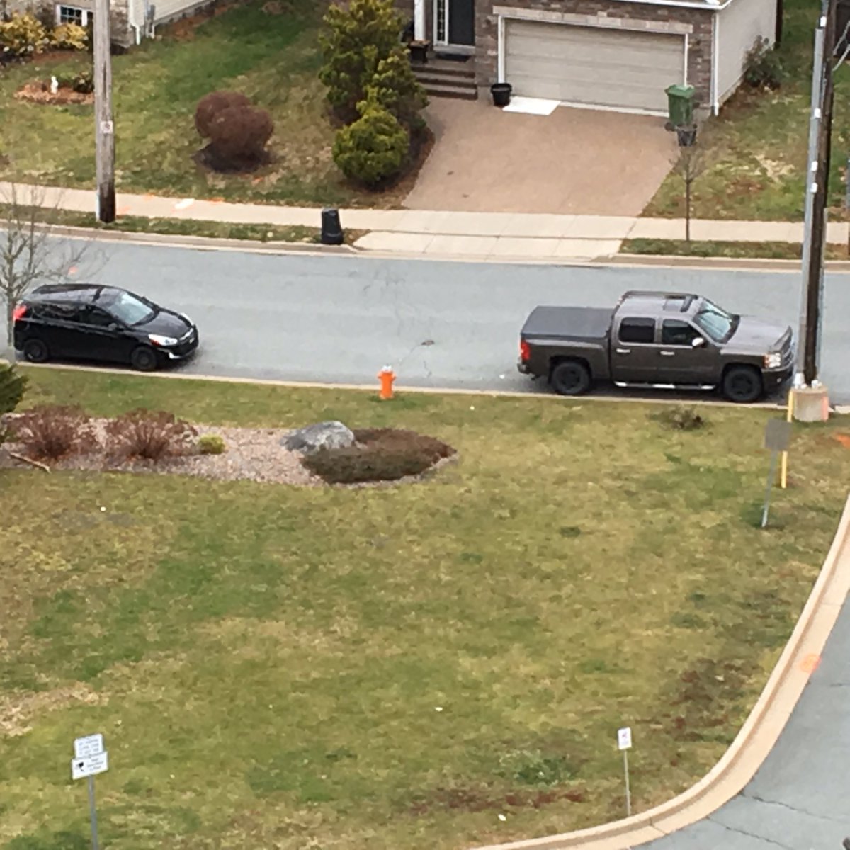 Belledenne's tweet photo. @HRMFireNews I’m bad at distances but I’m pretty sure that is not five meters between the hydrant and the truck. https://t.co/puNM23G5lL