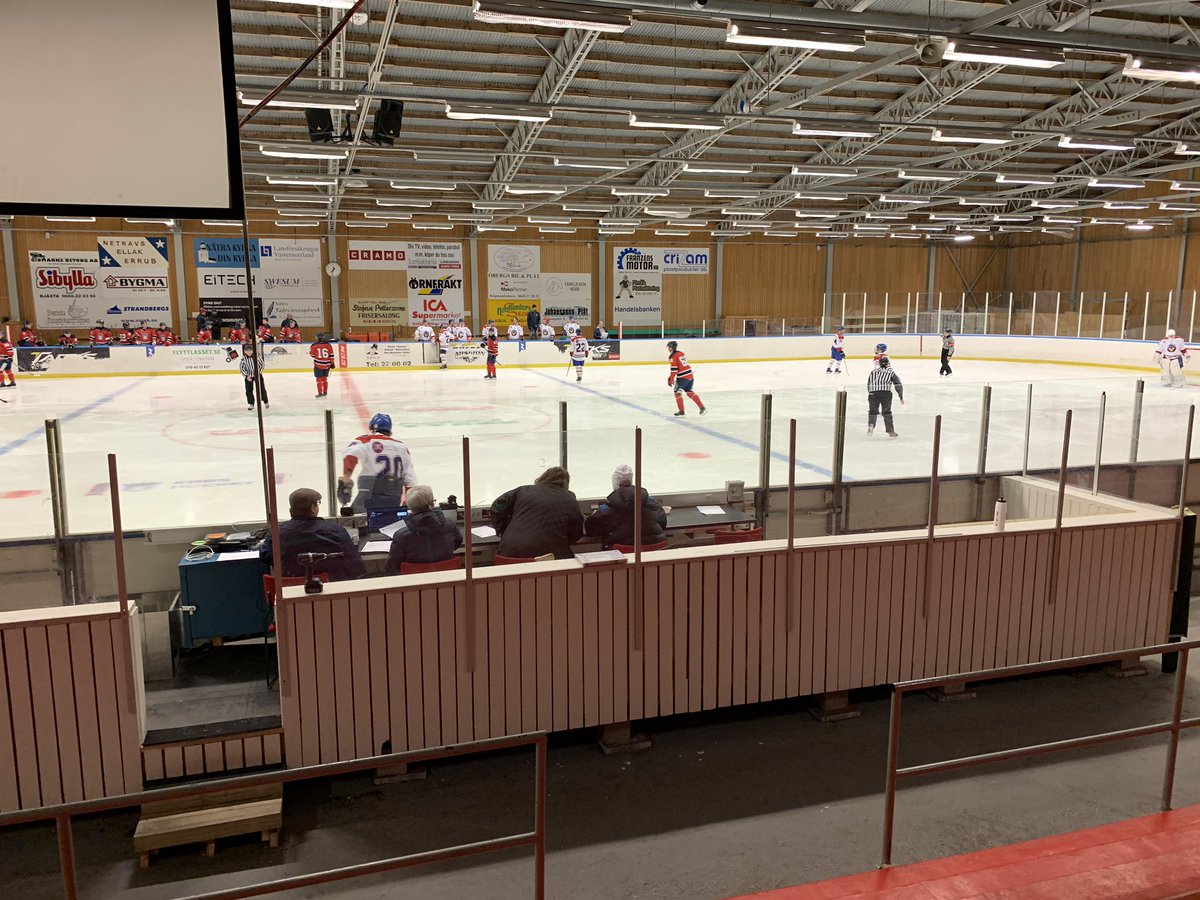 Slussn's tweet photo. Ikväll valde jag ”äkta” hockey. #KB65 #twittpuck https://t.co/TcYdBbFObX