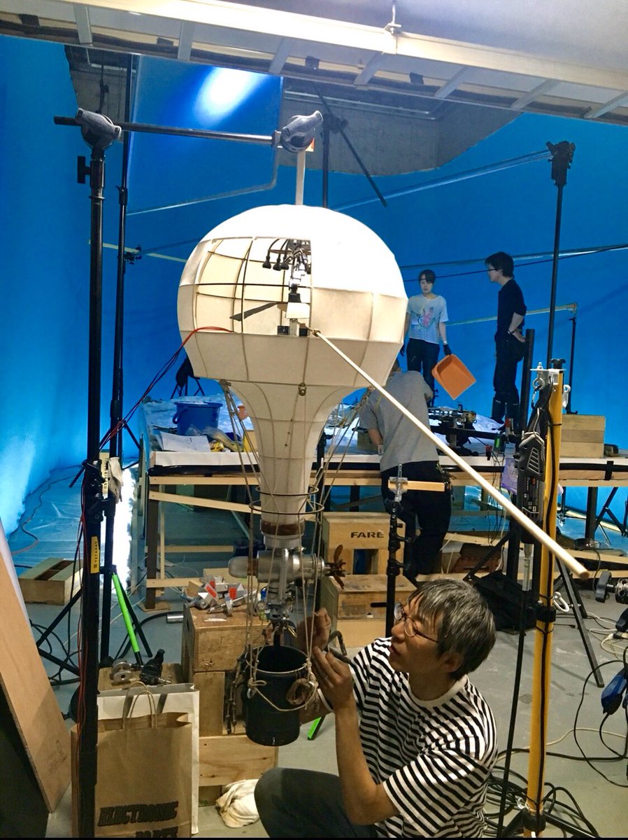 また皆さんと会える季節になりましたね。少年とノーマンが出逢ったのはこの気球に乗った前線引きの青年です。

写真は制作中の気球。まだ旅に出る前の気球を八代監督が仕上げています。

この季節に皆様に楽しんで頂けることが、私たちの幸せです。さぁ、一緒に美しい星空の旅に出ましょう！