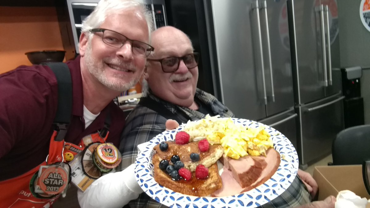 HapCloutier's tweet photo. @HomeDepot St Louis Park, celebrating 365 days safe!!! This is how we roll breakfast followed by cake! Thank you, @GardensKoens, @ToddGause, &amp; Vince for organizing an awesome meal! 🍳🥓🥞#Safe4theHolidays @CampSweenScott @KevinMasseyTHD @jmbconwell @kstolie @jennkbauer #THD2806 https://t.co/fCdalHw8sN