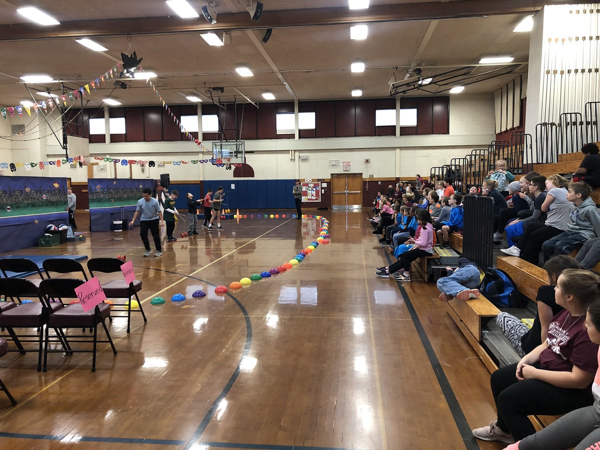 auburn_seward's tweet photo. Seward Stingers prepping for tonight’s  circus! Grade 2 students writing paragraphs about the circus and grade 5 students running through the show! #diablofun #cometothecircus https://t.co/sCUjWo05IM
