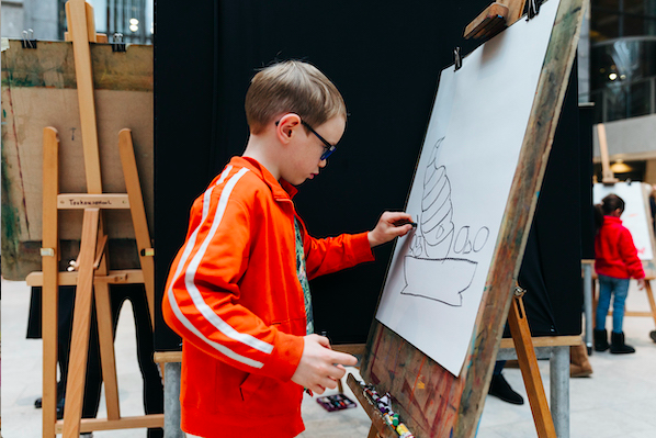 🎨 Tijdens het #Hierteekenenfestival in het #Rijksmuseum zijn er allemaal gratis creatieve tekenactiviteiten! Entree voor kids is gratis, voor volwassenen met een getekend zelfportret bij zich ook! ow.ly/OKCL50x5zsa