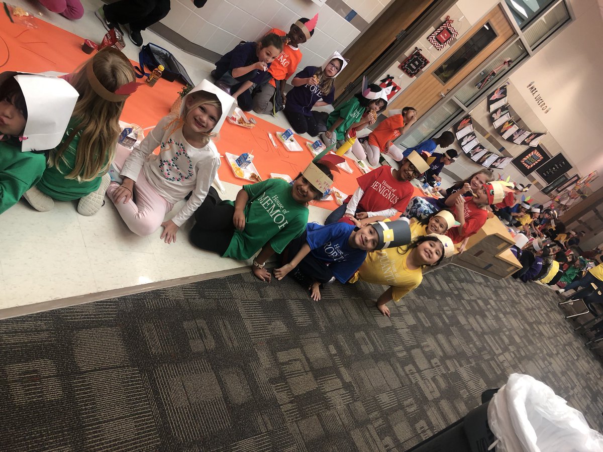 MrsMillerDWE's tweet photo. Second Grade Feast! #WONDERFULRES @RidgeviewKISD https://t.co/EOltjttjzA