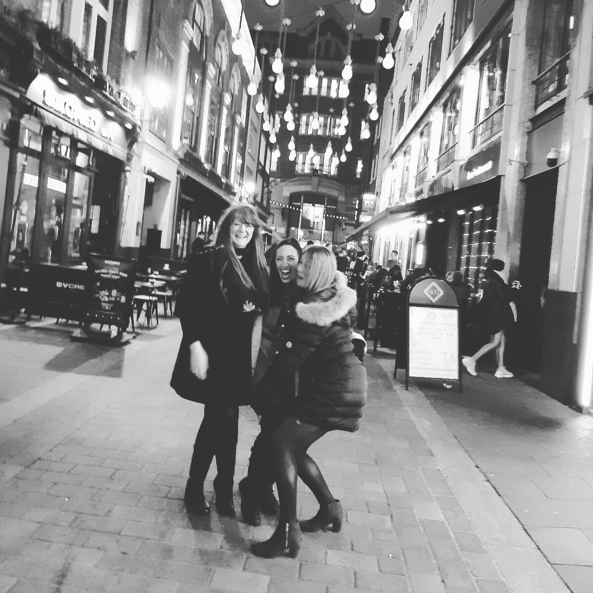 wickedladybiker's tweet photo. Never been happier this past month being back working at my old firm โค๏ธ #lovelondon #lovemygalpals #notjustcolleagues https://t.co/4UoVx4a7hJ