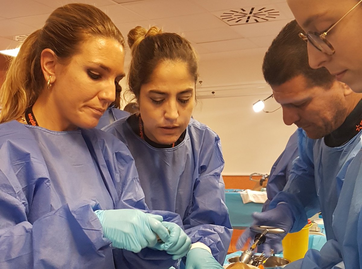 aeeto_es's tweet photo. Nuestros socios becados en el curso @OpenTibiaSpain disfrutando y APRENDIENDO sobre el tratamiento de las #Fracturasabiertas
#equipoquirúrgico #COT #XFix #IMNailing #infection #openfractures #EnfermeriaVisible https://t.co/1Ceqg7mlpb