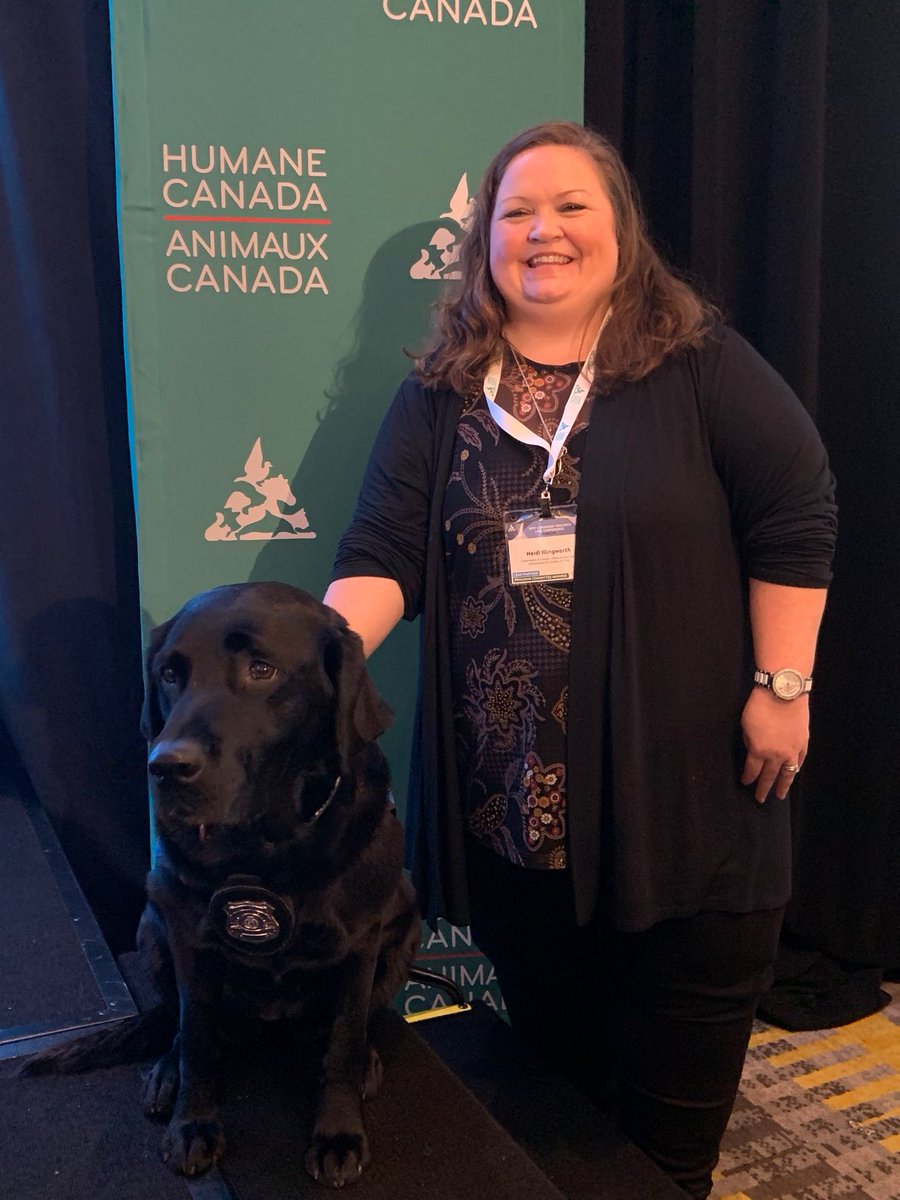 BOFVAC's tweet photo. Notre Ombudsman Heidi est contente de poser avec @PADSk9Merlot! Merlot est une chienne de soutien accréditée avec Service de police de Regina. #Link2019 https://t.co/ivQyMbLptV